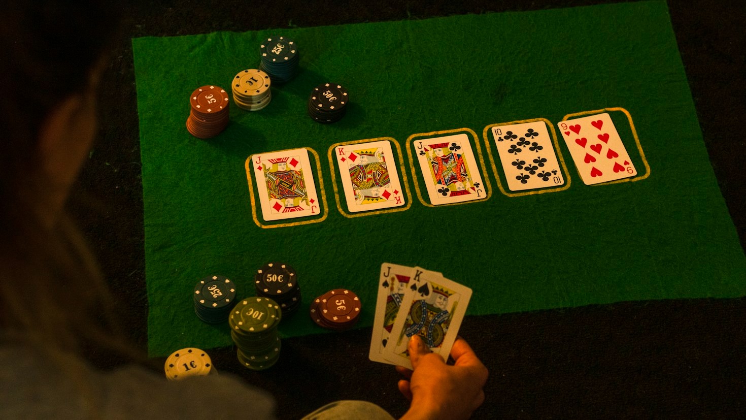 Le Destinazioni più Suggestive che Uniscono Poker e Relax Estivo
